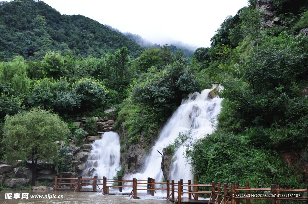 山间瀑布旁的木质观景栈道
