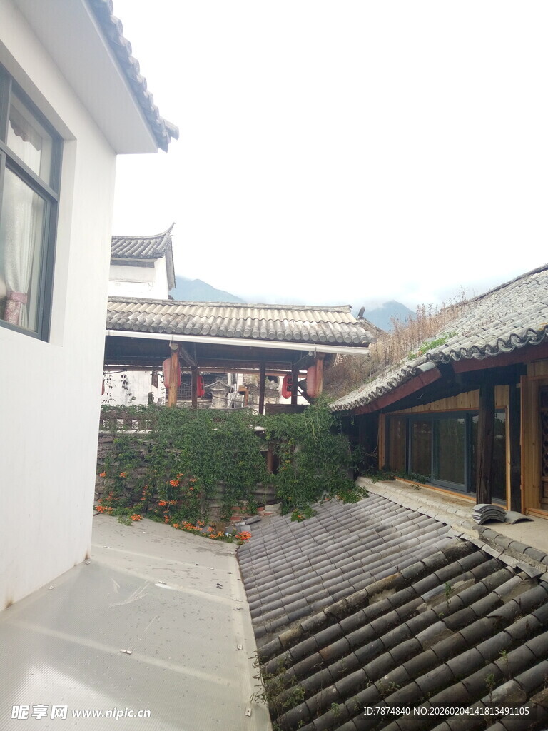 中式庭院屋顶与围墙景观