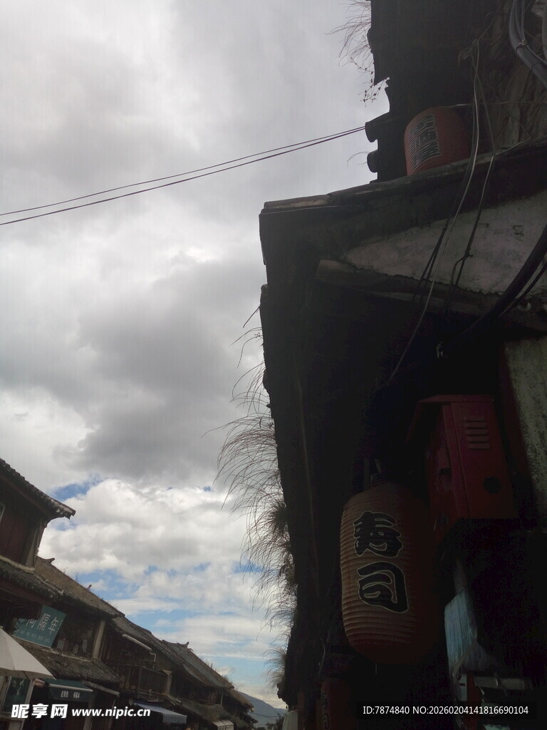 阴天小镇一角