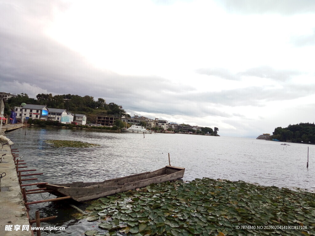 宁静湖畔木筏与岸边景致