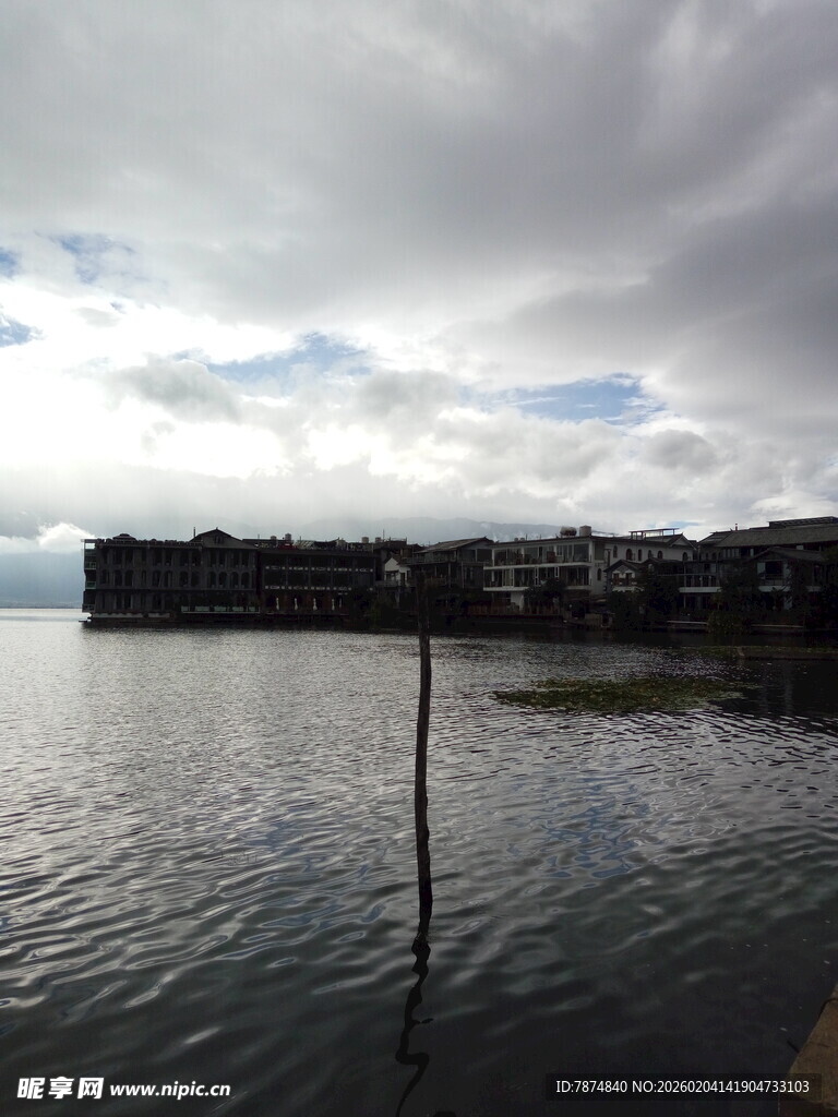 湖畔阴云下的宁静景致