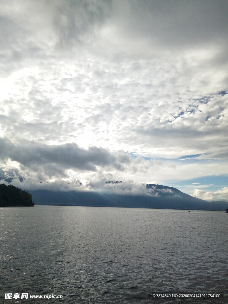 湖畔云雾缭绕的山水景致