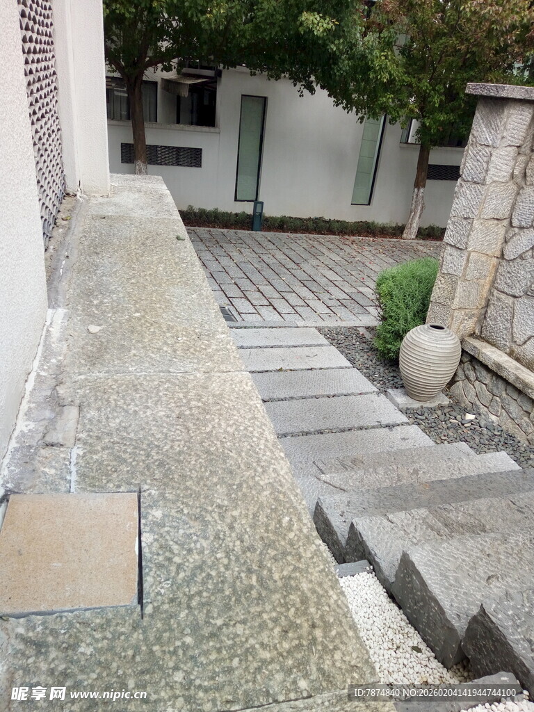 户外石质台阶与庭院景观