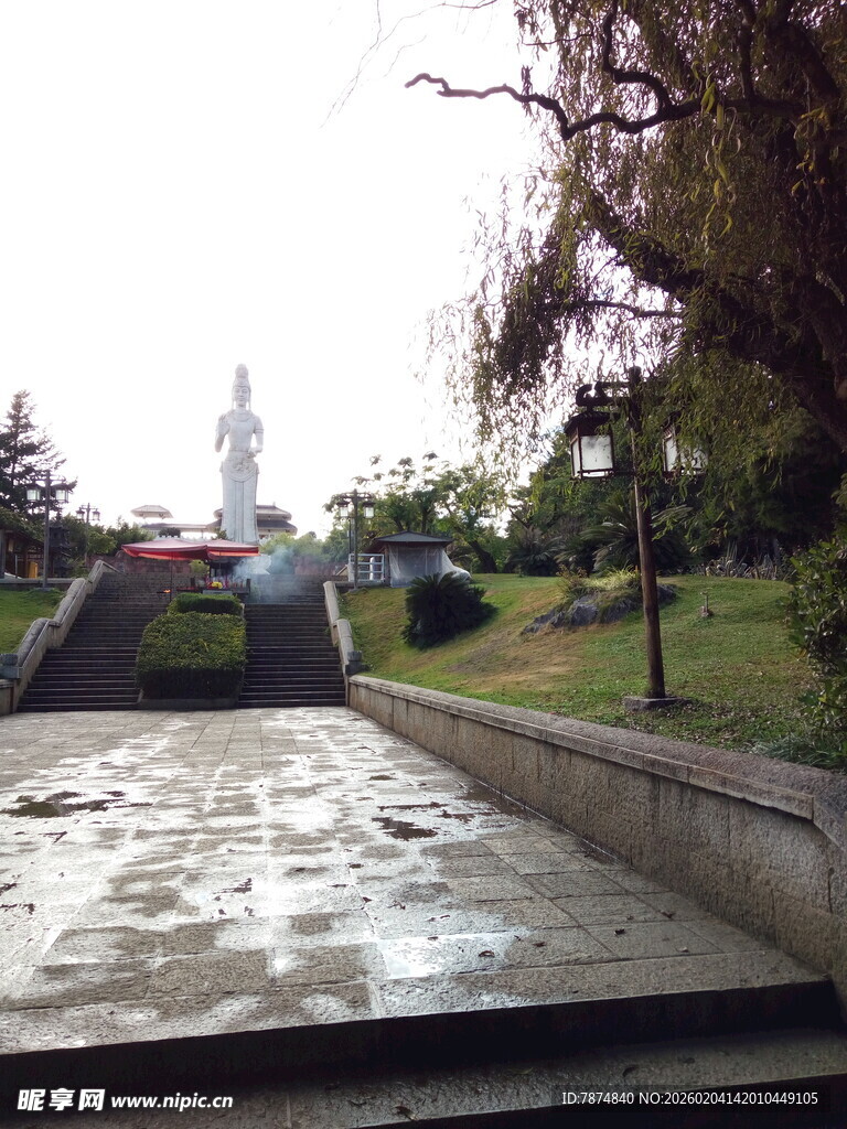 户外水景与远处建筑景观