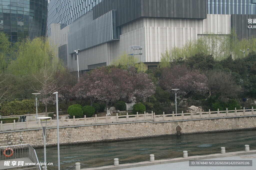 城市河畔现代建筑景观