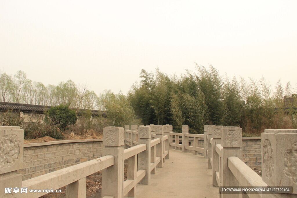 古桥漫步道 周边绿意盎然