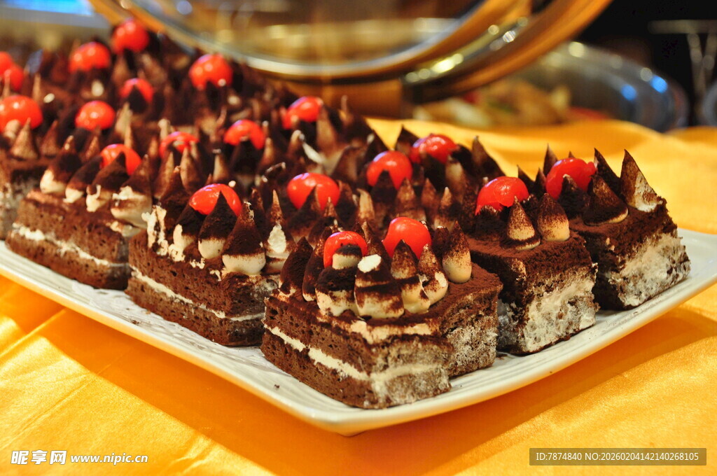 巧克力草莓装饰美味糕点