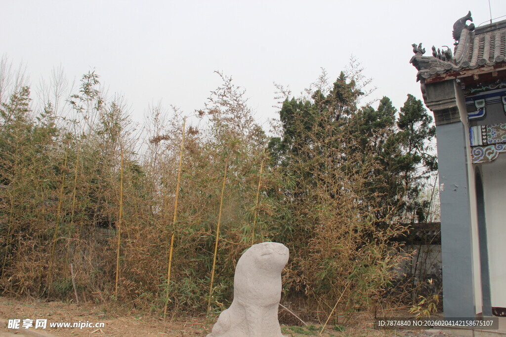 中式庭院旁的石塑与竹林