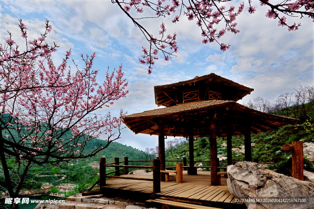 春日山间古亭美景