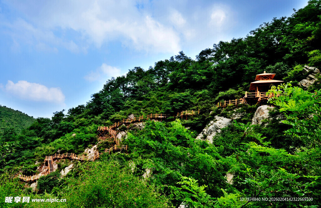 青山间的中式古建筑群