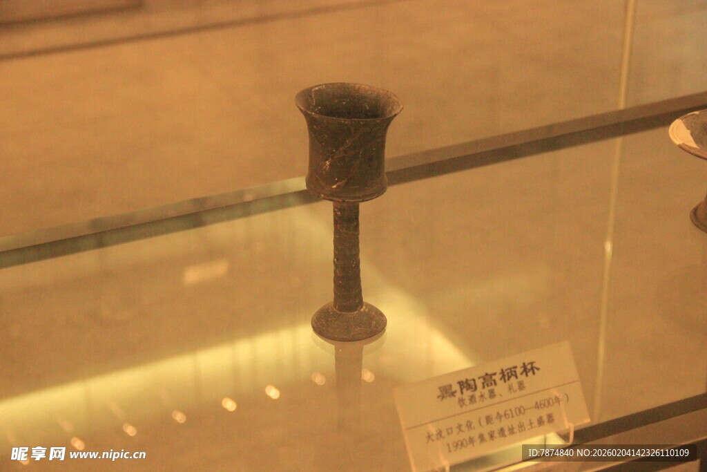 古铜器展示于玻璃柜中