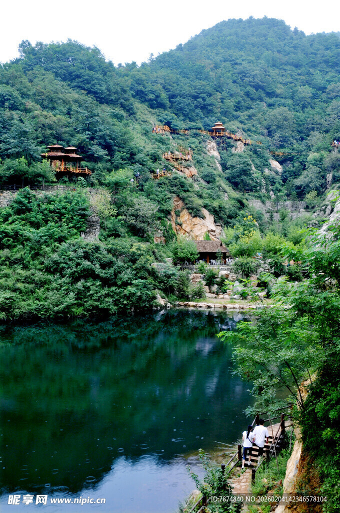 青山绿水间的静谧湖泊