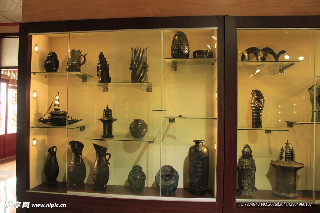 玻璃柜中的多样陶器展品