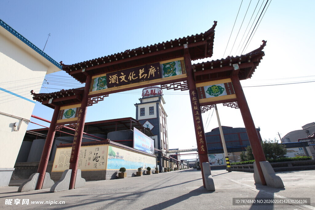 中式牌坊屹立街道入口