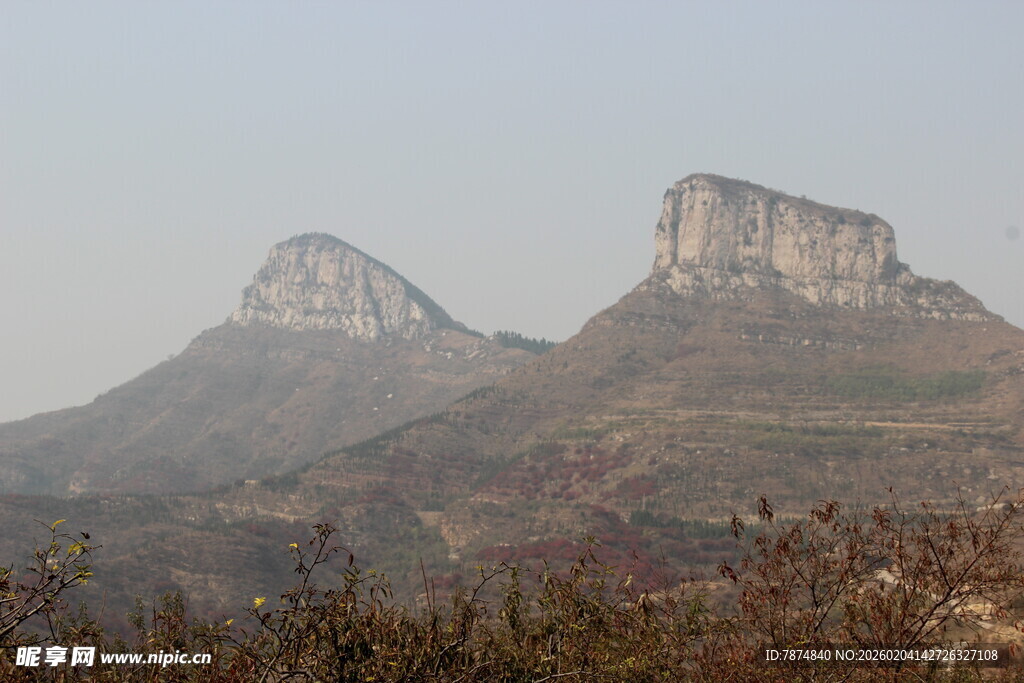 两座奇峰屹立山间