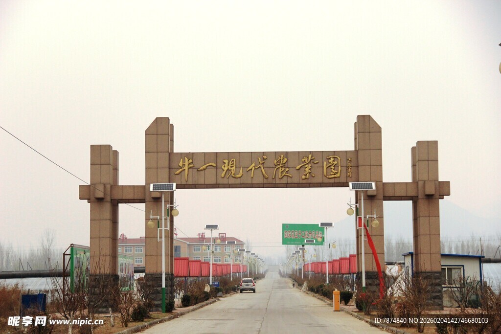 古朴木制牌坊 乡村入口景