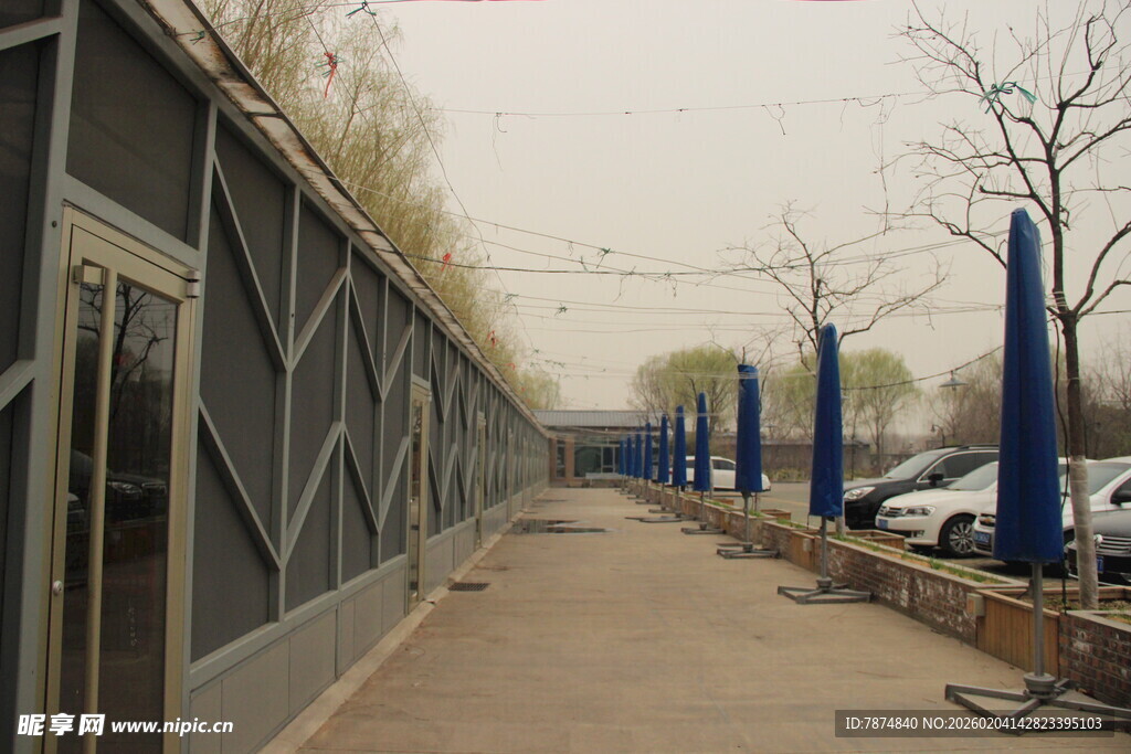 户外金属结构建筑旁通道