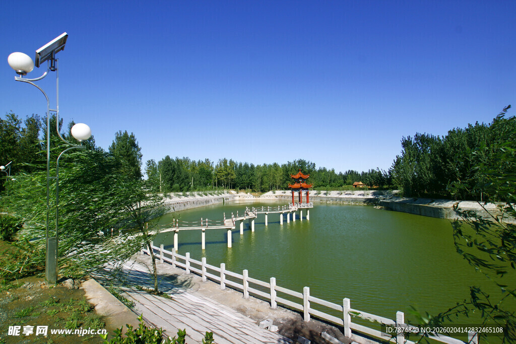 湖畔木桥风景