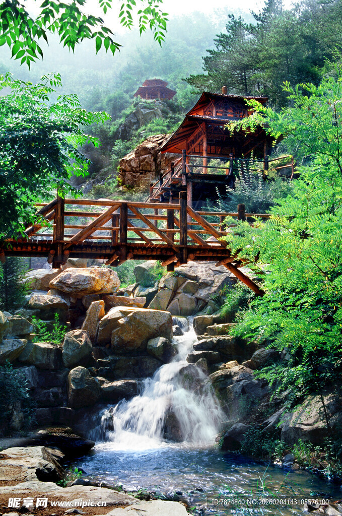 山林间的溪边木屋景观