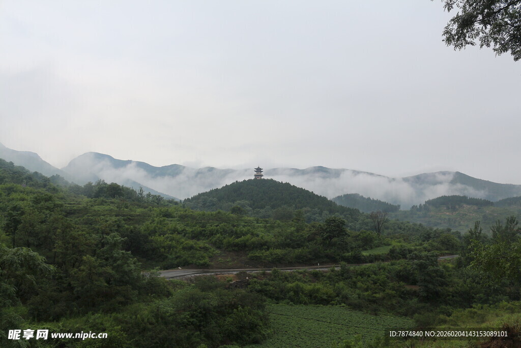 山间云雾缭绕的绿意景致