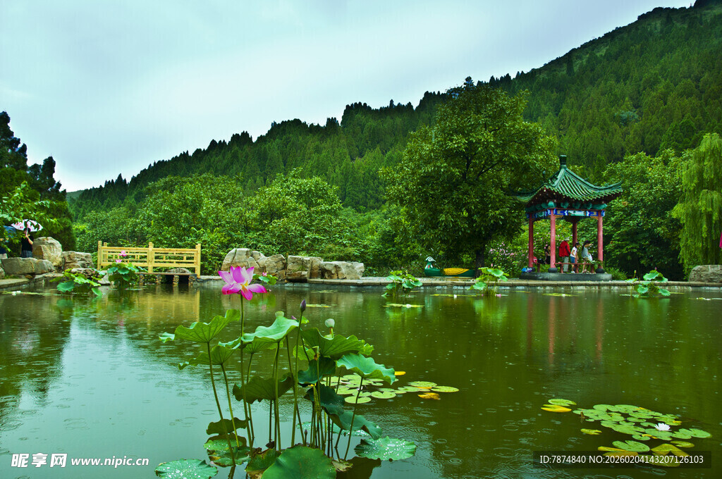 湖畔美景 青山绿水映亭阁