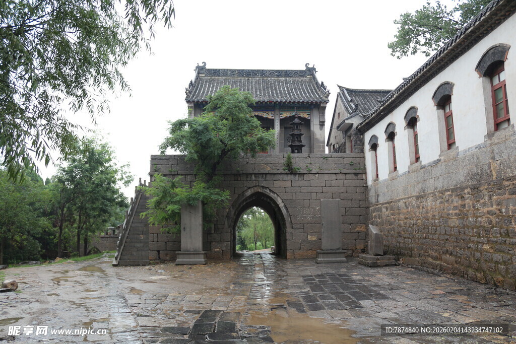 古村落中的石拱门建筑
