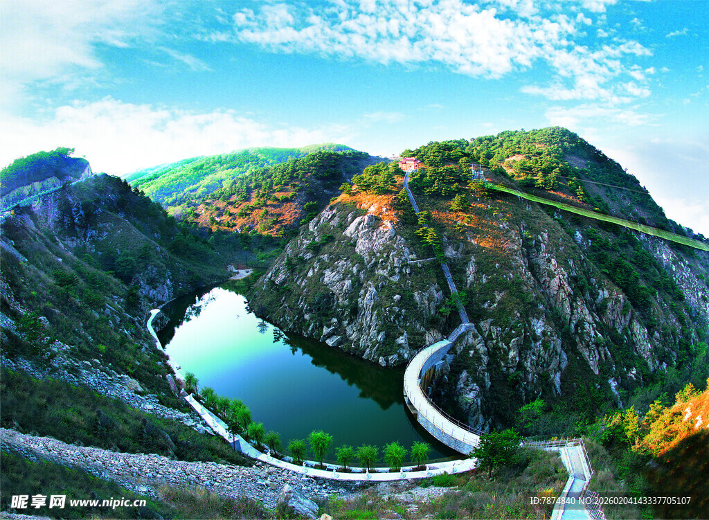 山间碧水蜿蜒公路美景