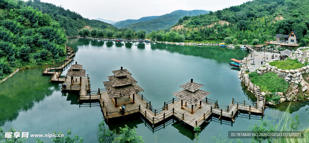 山水间的古老石砌建筑群