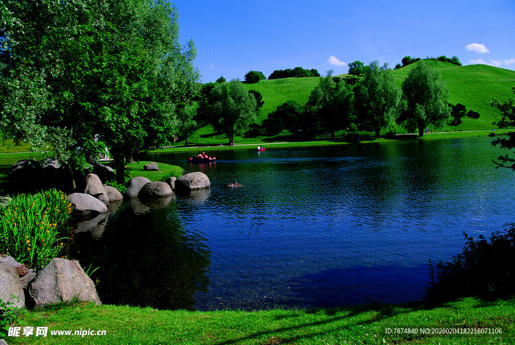 德国湖畔绿意美景