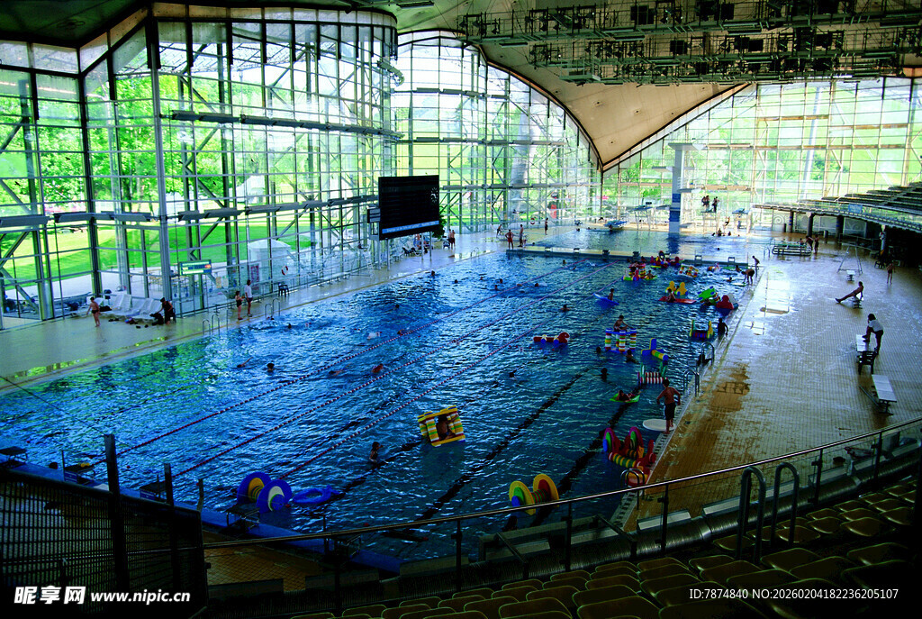 德国室内大型游泳馆热闹场景