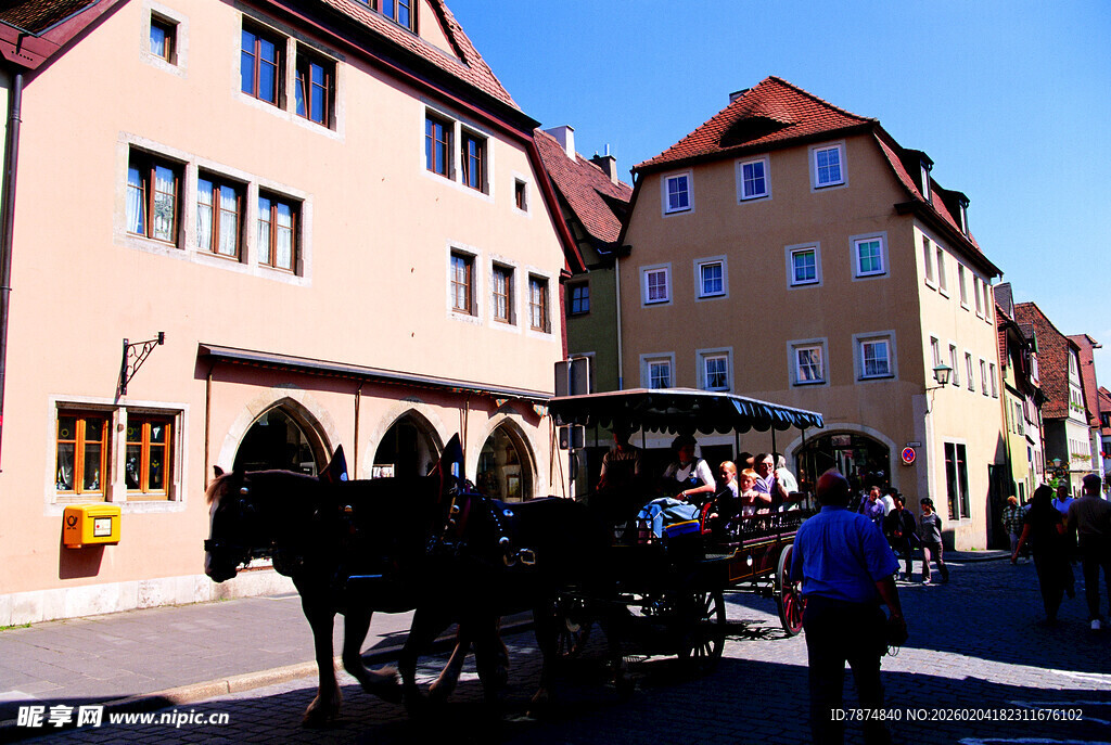 德国小镇街头的复古马车景象