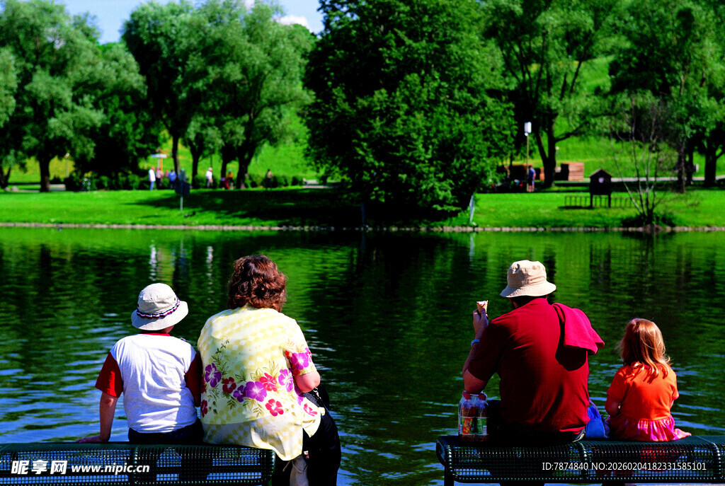 德国湖畔家庭赏景休闲时刻