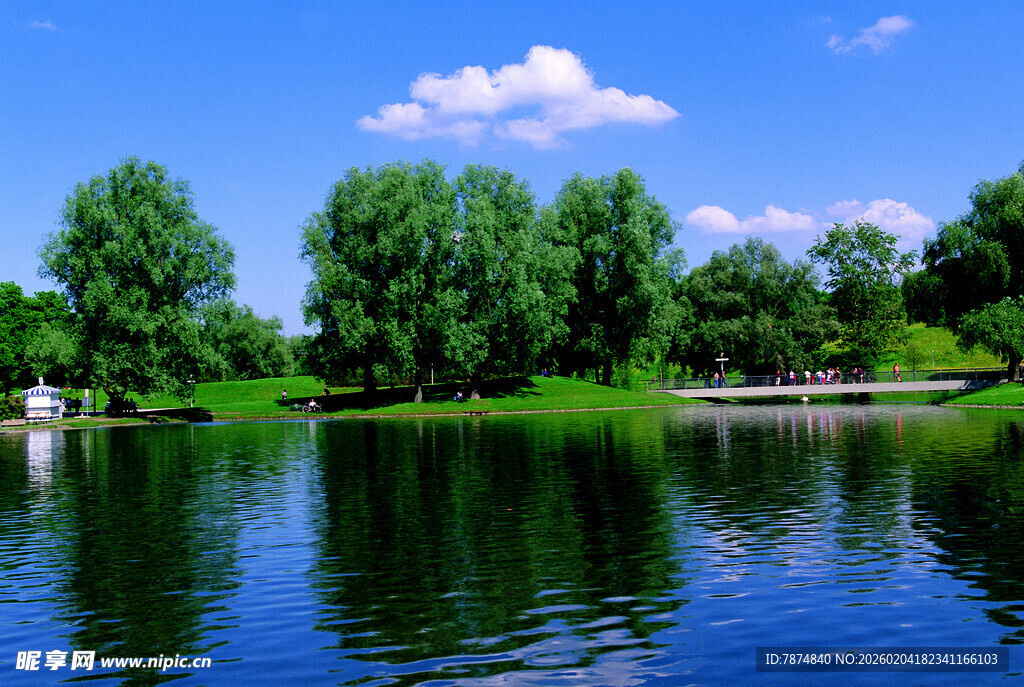 德国湖畔绿树蓝天的静谧风光