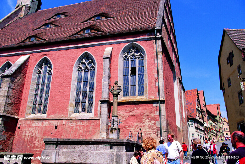德国古老红建筑前的热闹景象