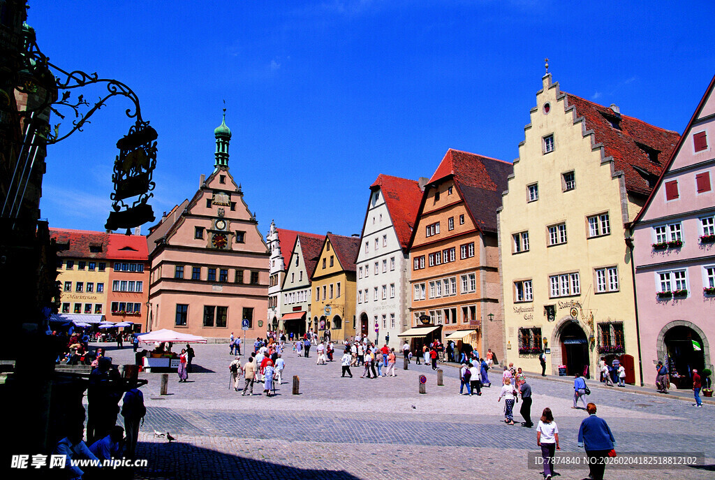 德国德国小镇广场热闹景象
