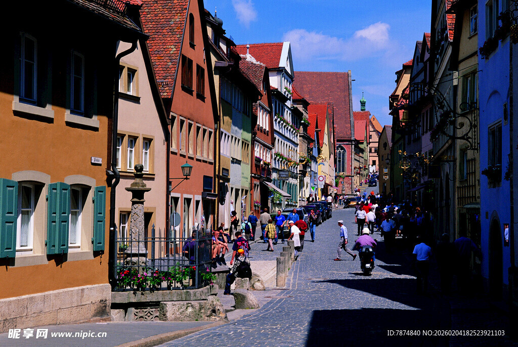 德国欧洲小镇街道的悠闲景象