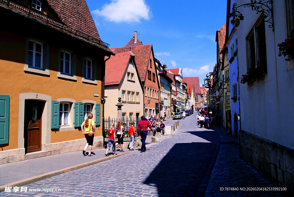 德国欧洲小镇街道的悠闲景象