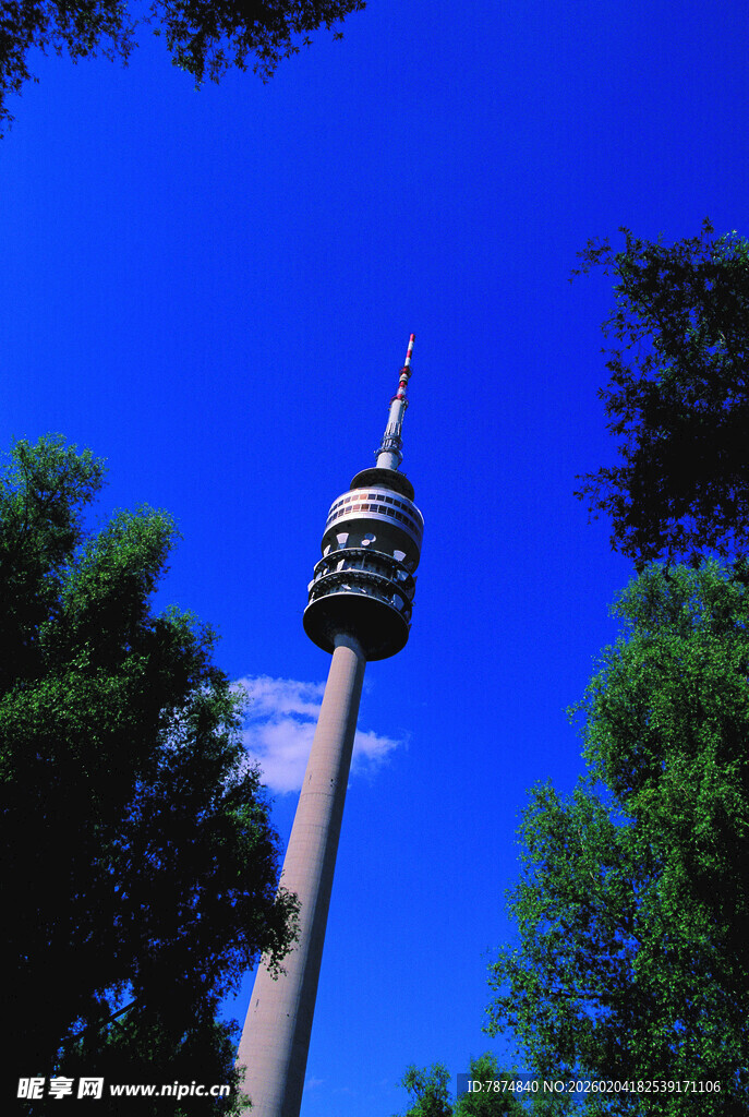 德国高耸电视塔屹立蓝天绿树间