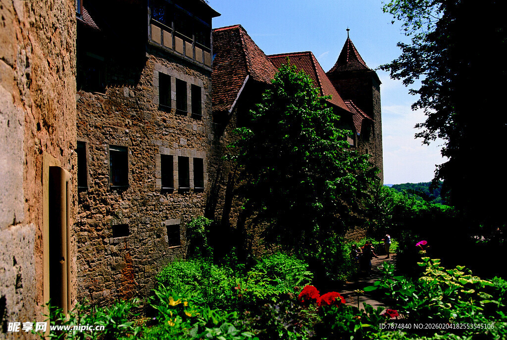 德国古老城堡旁的缤纷花园