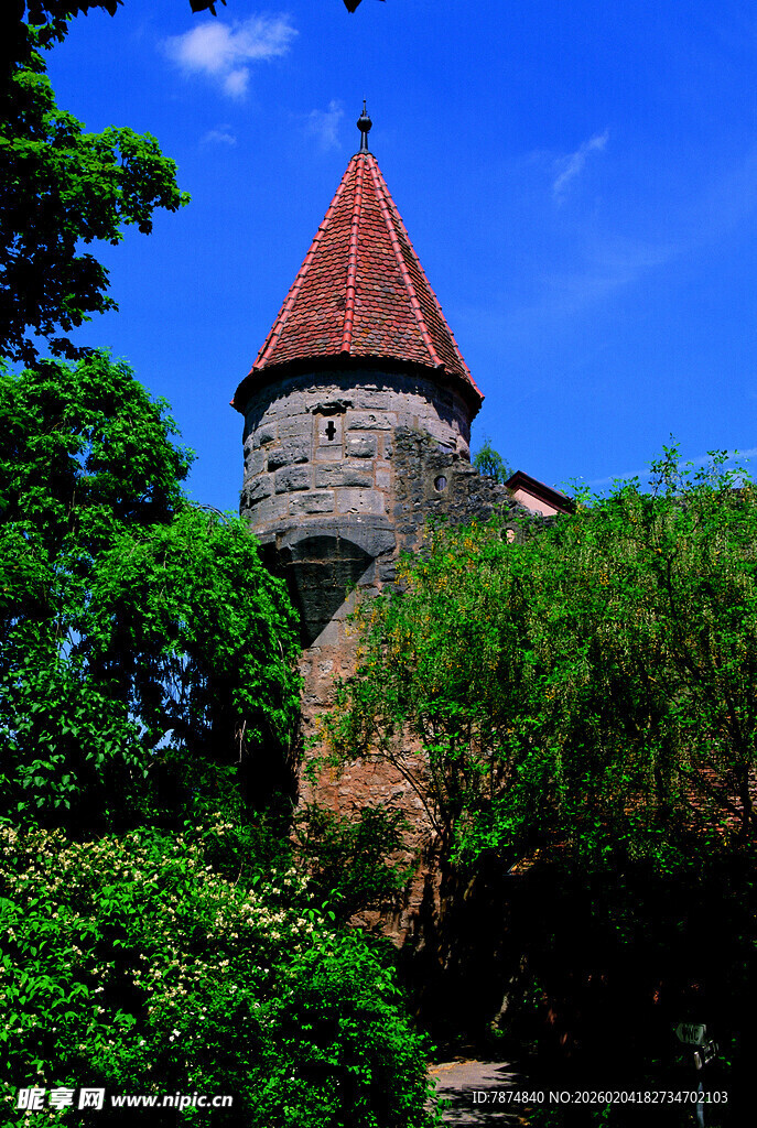 德国绿树环绕的古老尖顶塔楼