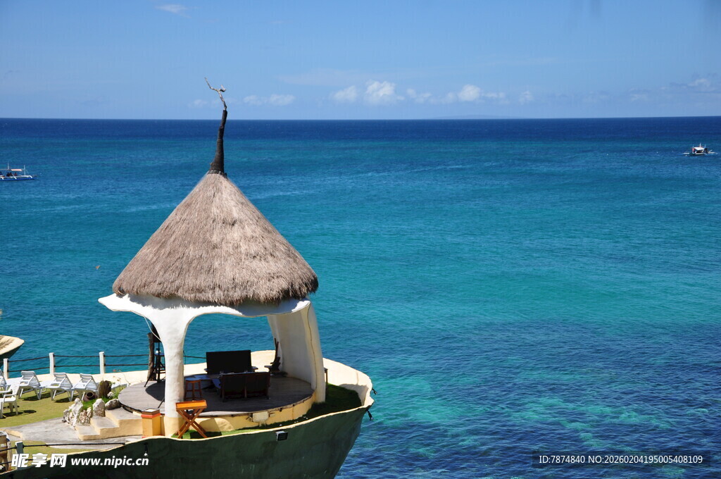 海边茅草亭下的惬意景致