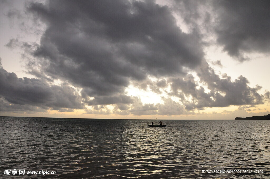 海上乌云下的静谧时刻