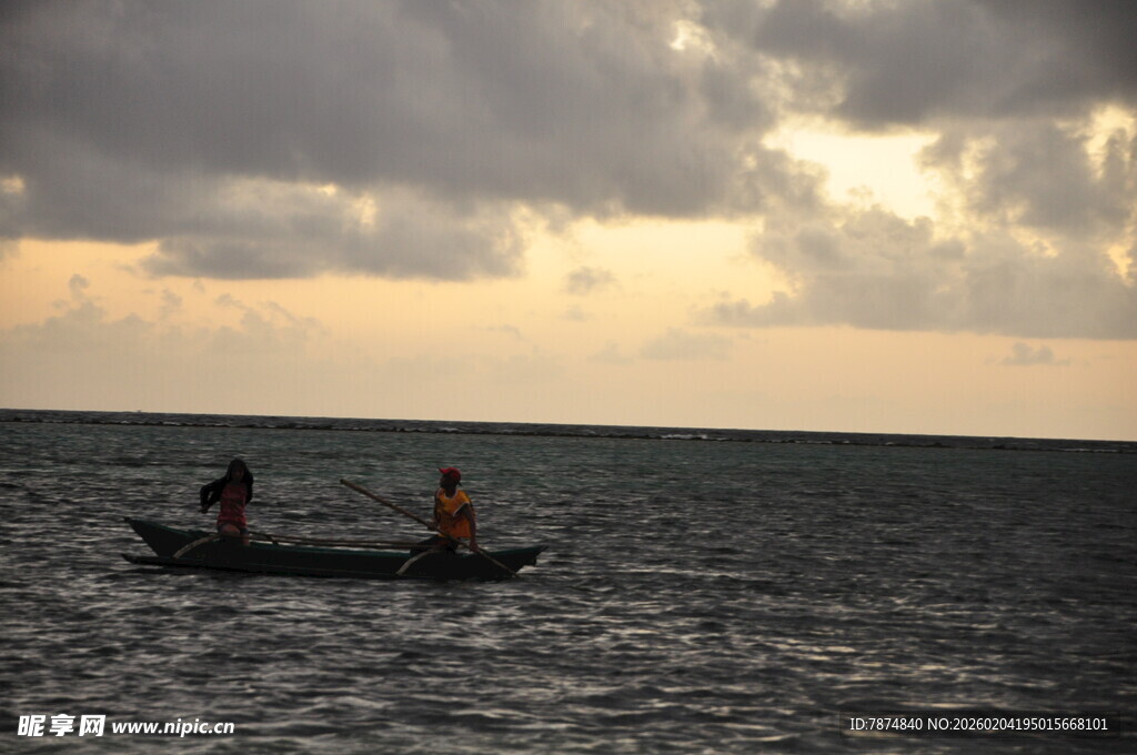 夕阳下海上的双人小船