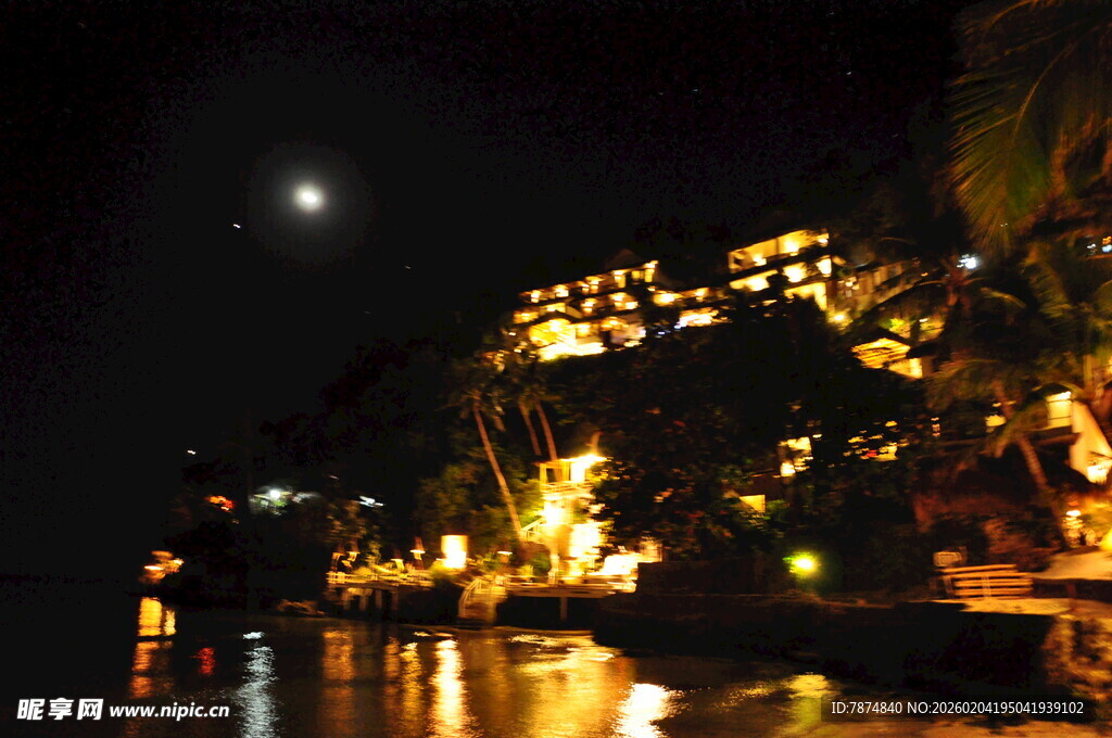 夜晚湖畔灯火璀璨的建筑