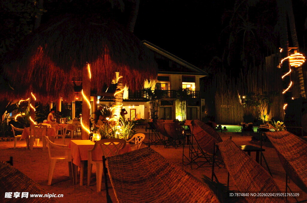 夜晚户外温馨聚会场景