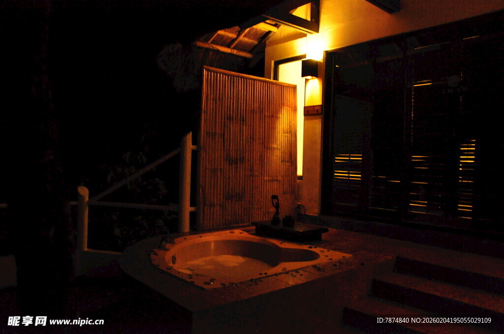 夜晚庭院中的温馨一角