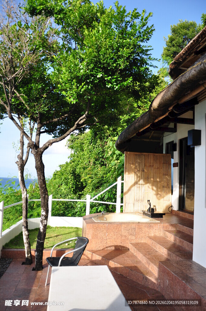 海边小屋旁的惬意户外空间