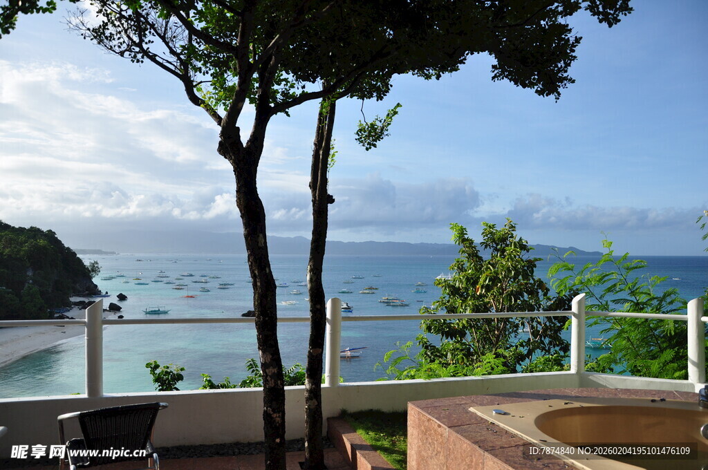 海景阳台旁的绿树景观