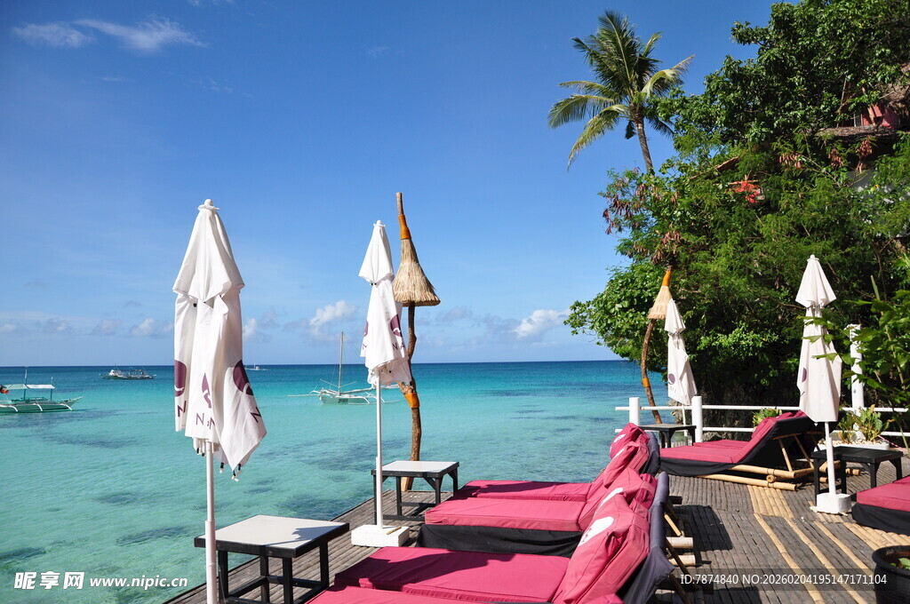 海滨度假胜地休闲躺椅风景