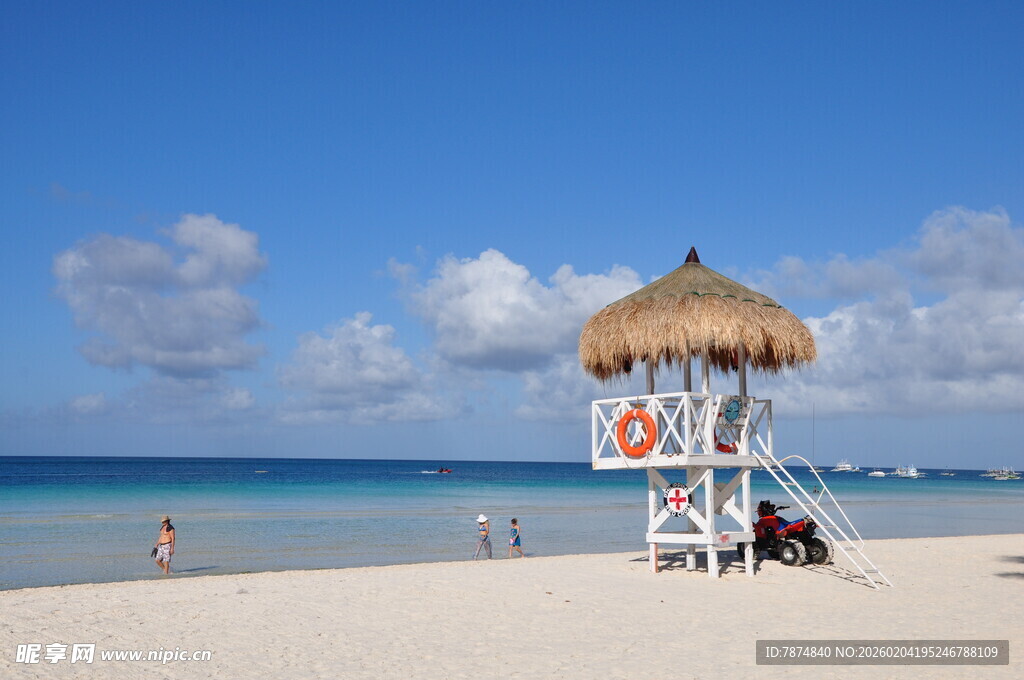 海滩上的救生员瞭望塔
